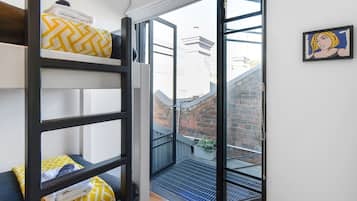 4 bedrooms, desk, iron/ironing board, travel cot