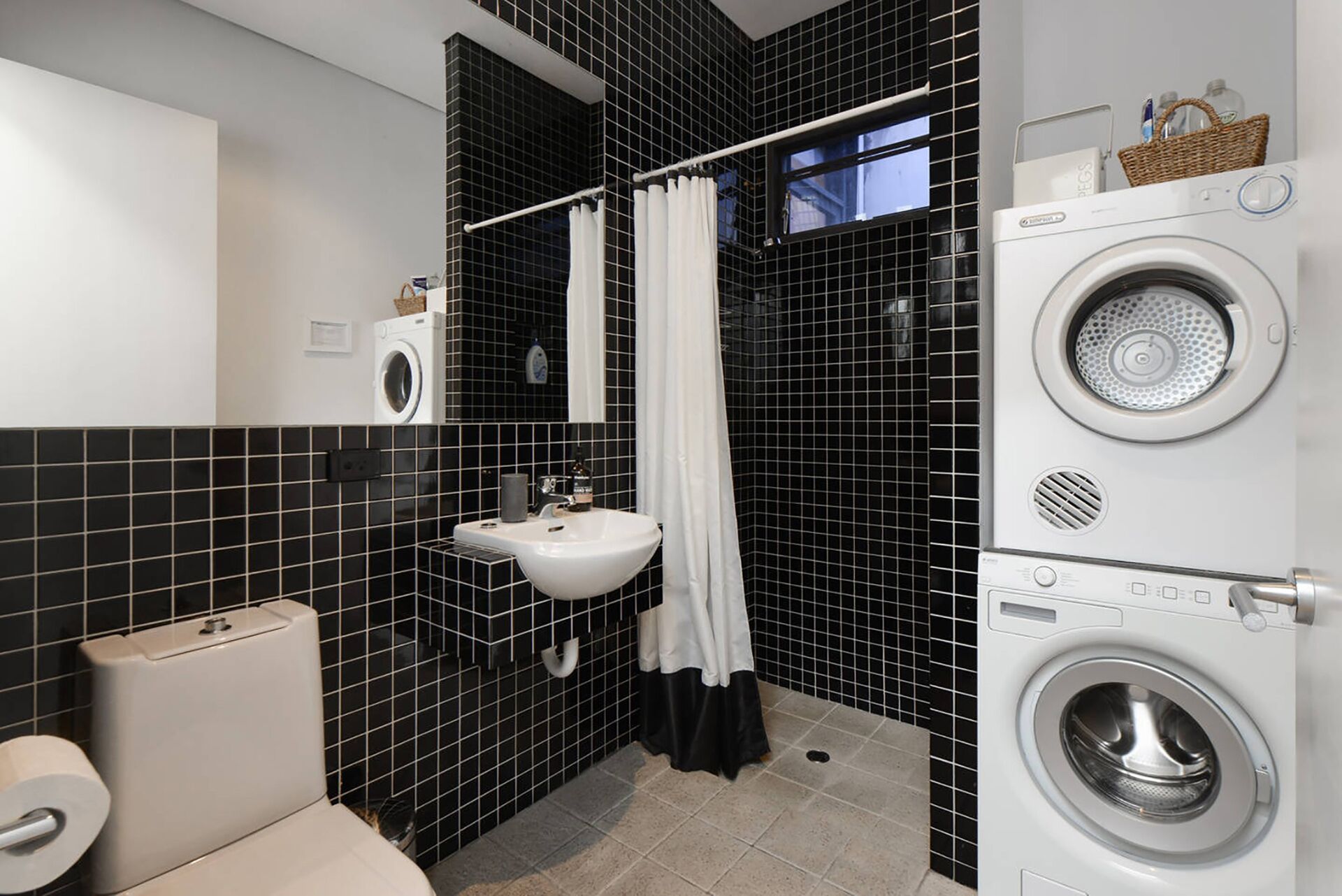 TWO FIVE ZERO Modern 4BR 5beds + cityviews + lockup garage + MCG/CBD/AustOpen — image 22