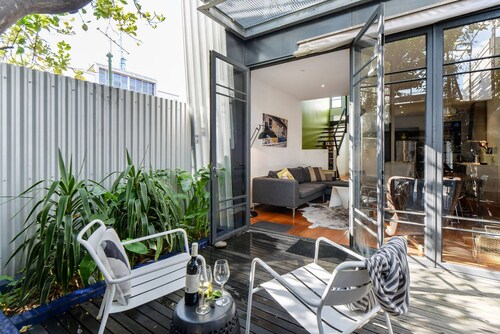TWO FIVE ZERO Modern 4BR 5beds + cityviews + lockup garage + MCG/CBD/AustOpen
