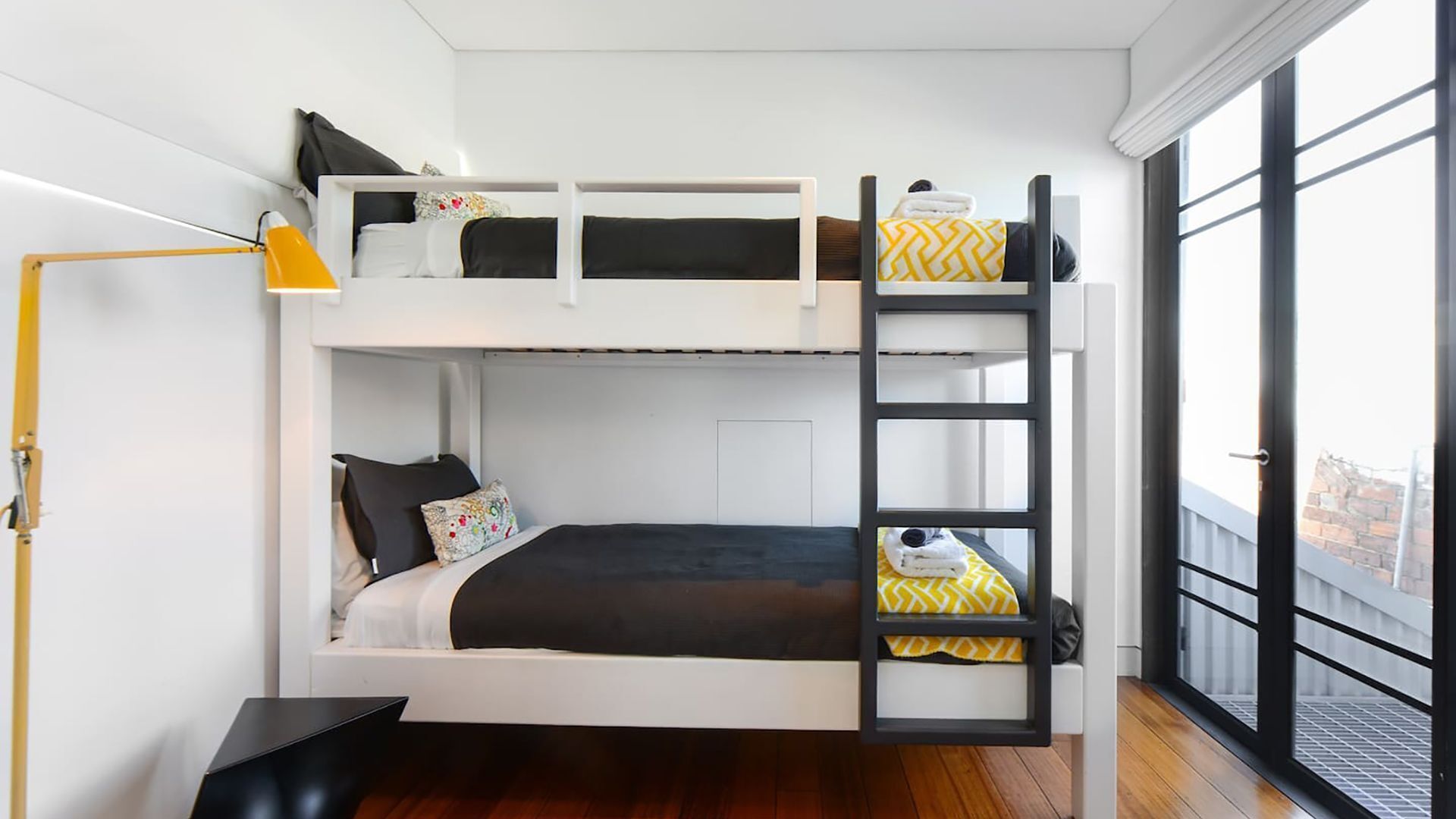 TWO FIVE ZERO Modern 4BR 5beds + cityviews + lockup garage + MCG/CBD/AustOpen — image 23