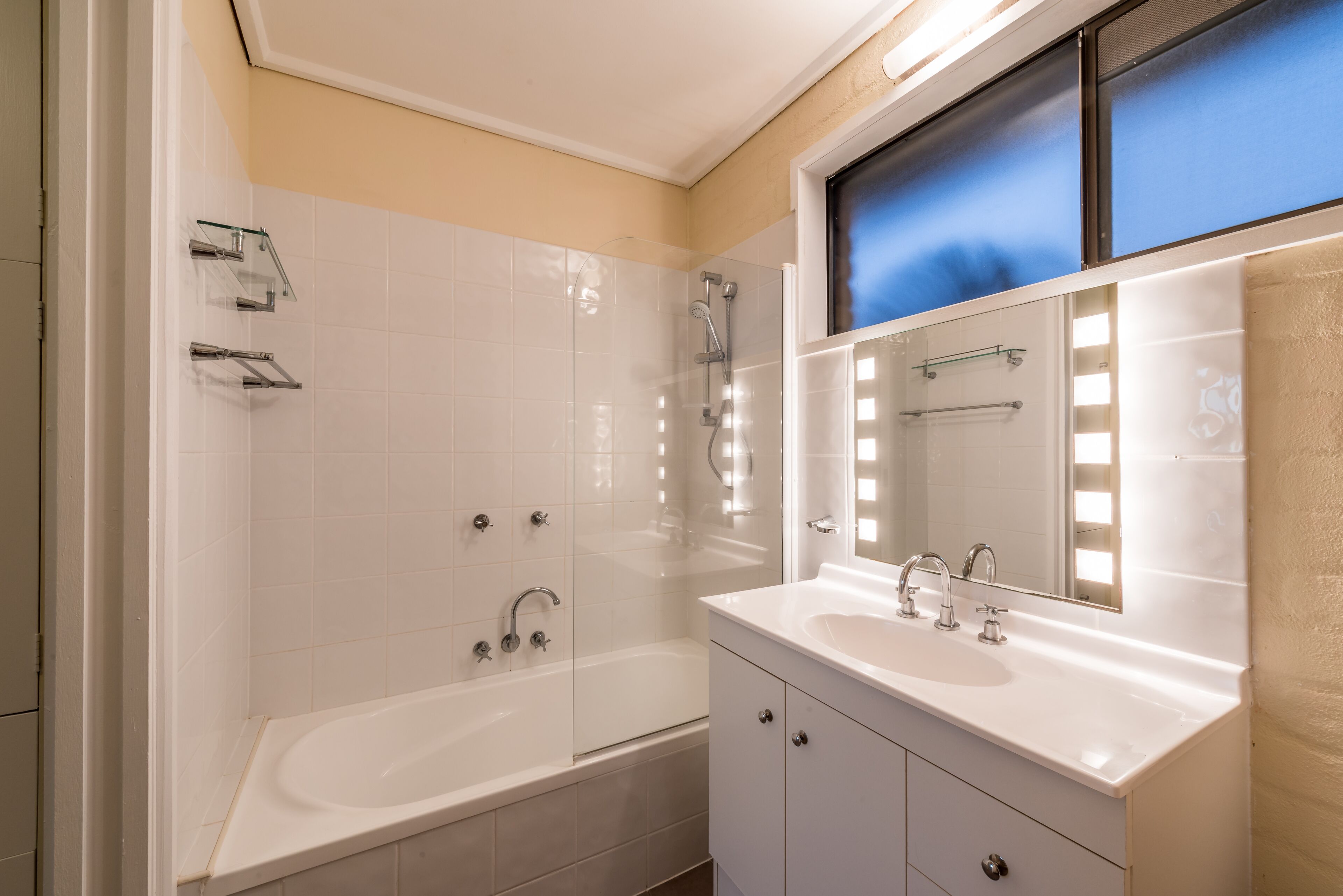 Central Airlie☆Modern☆Sea Views☆Pool☆Free Wifi — image 20