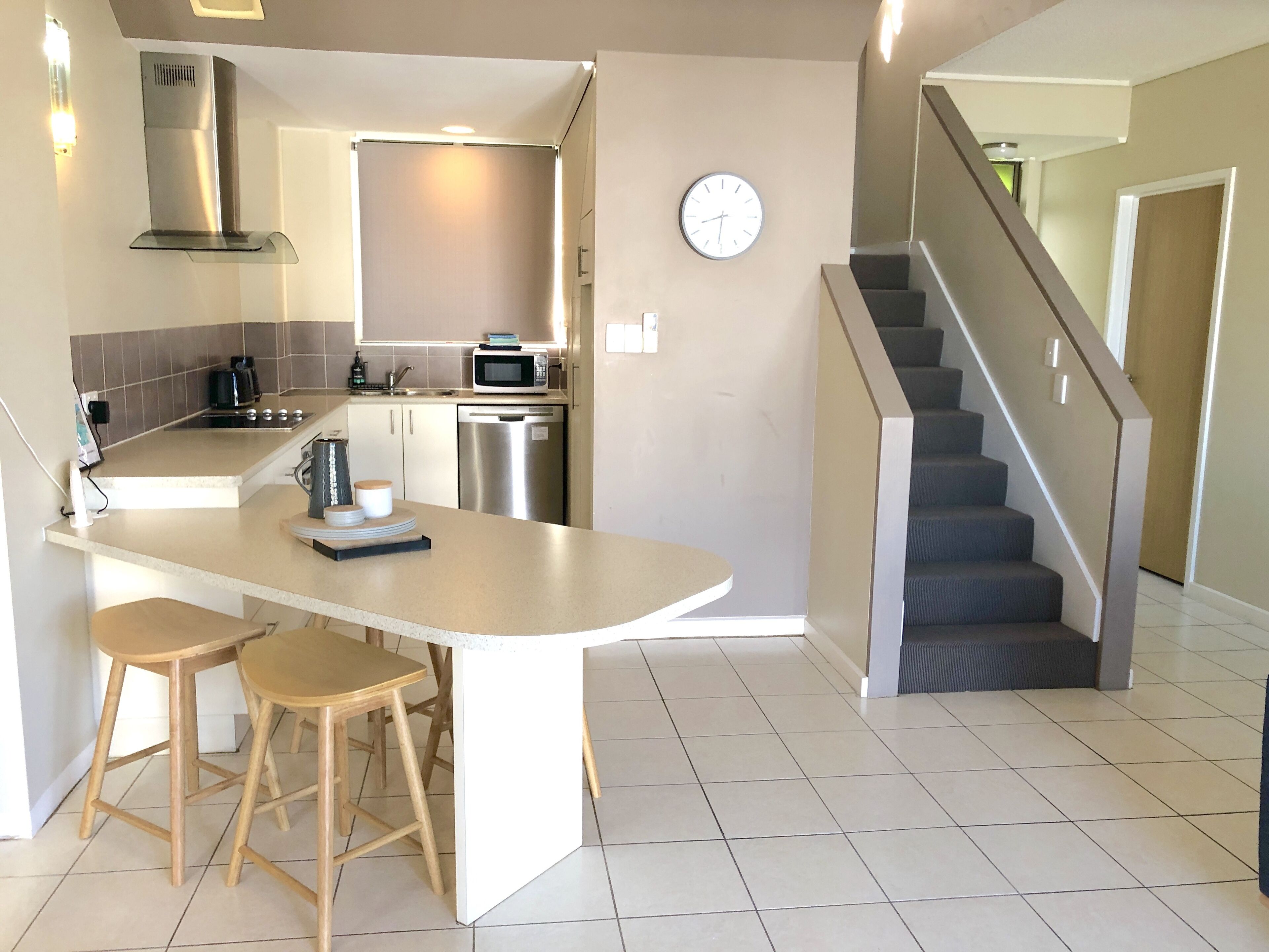 Central Airlie☆Modern☆Sea Views☆Pool☆Free Wifi — image 8