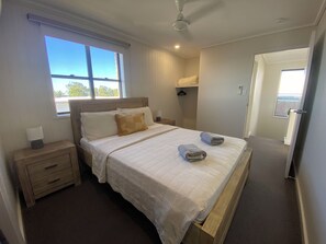 2 Schlafzimmer, Schreibtisch, Bügeleisen/Bügelbrett, Reisekinderbett