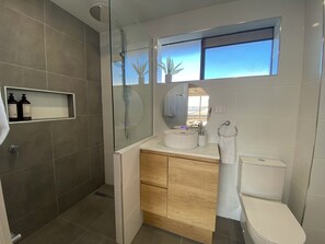 Combined shower/bathtub, hair dryer, towels, soap - Central Airlie☆Modern☆Sea Views☆Pool☆Free Wifi (Airlie Beach)