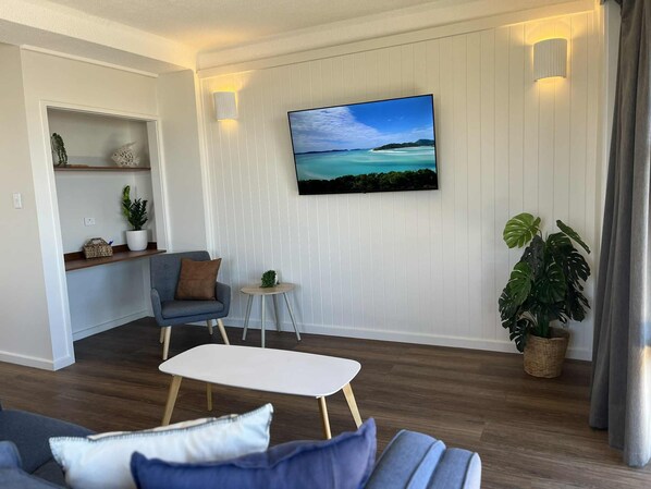 Smart TV, books - Central Airlie Stylish Townhouse - Sea Views & Pool (Airlie Beach)