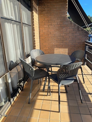 Outdoor dining - Central Airlie☆Modern☆Sea Views☆Pool☆Free Wifi (Airlie Beach)