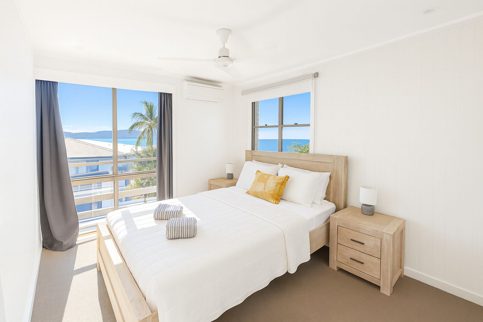 2 slaapkamers, een bureau, een strijkplank/strijkijzer, reisbedje