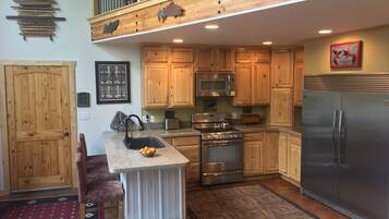 Jääkaappi, mikroaaltouuni, uuni, liesi