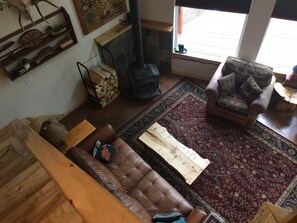 Smart-tv, een open haard, een dvd-speler en boeken