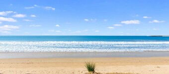 Beachside Villa - Free WIFI & Pets Welcome