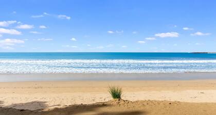 Beachside Villa - Free WIFI & Pets Welcome