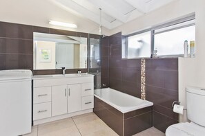 Bathtub, free toiletries