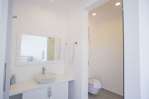 Villa - 2 soveværelser | Badeværelse | Separat badekar og bruser, boblebadekar, hårtørrer, hjemmesko