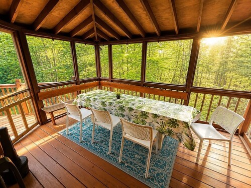Quiet Cabin Escape with hot tub for max 10 adult + kids