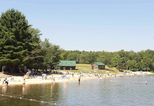 Quiet Cabin Escape with hot tub for max 10 adult + kids