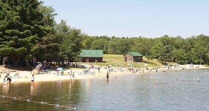 Quiet Cabin Escape with hot tub for max 10 adult + kids