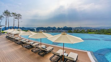 室内游泳池,室外游泳池,池畔遮阳伞,日光浴躺椅