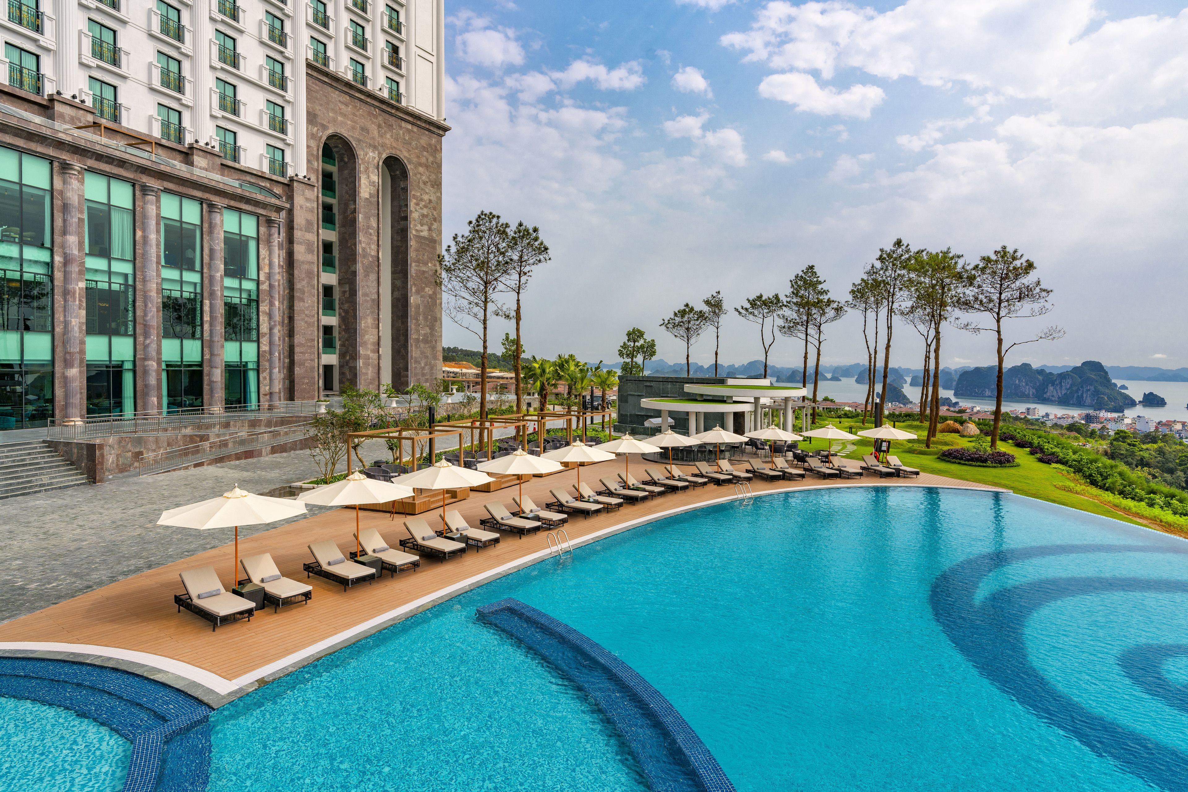 Een binnenzwembad, een buitenzwembad en parasols bij het zwembad