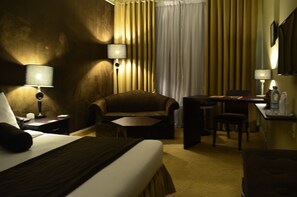 Escritorio, cortinas blackout, wifi gratis y ropa de cama 