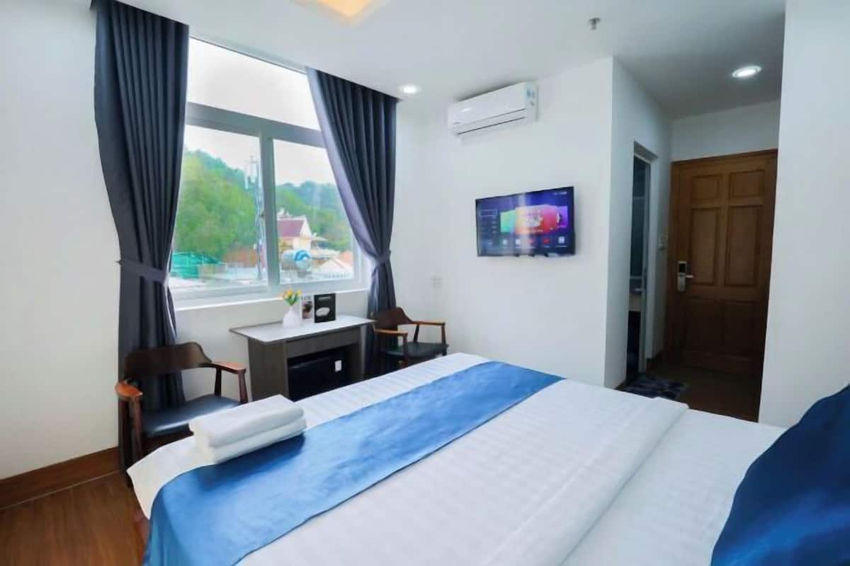 2 bedrooms, in-room safe, desk, soundproofing