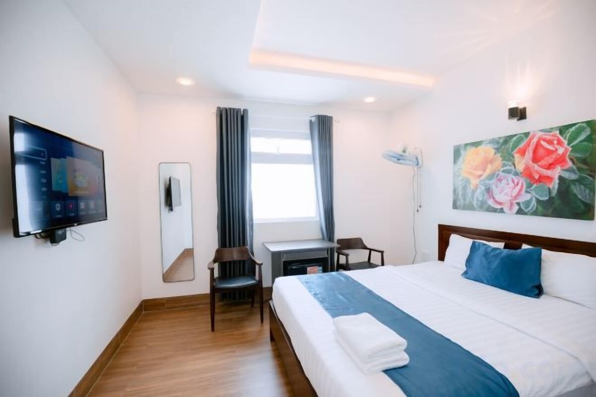 In-room safe, desk, soundproofing, free WiFi