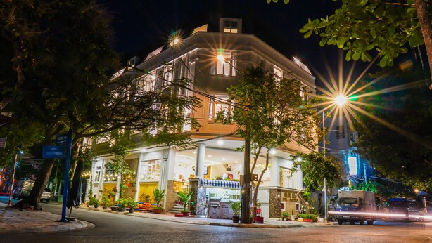Un edificio de varios pisos con un restaurante en la planta baja y una señalización visible que indica un restaurante llamado "Blue Bee".