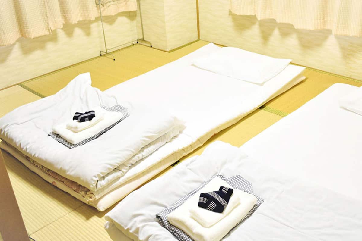 Iron/ironing board, free WiFi, bed sheets