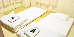 Habitación triple estándar, para no fumadores | Tabla de planchar con plancha, wifi gratis y ropa de cama