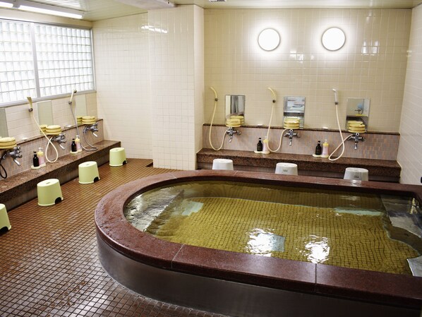 Amenidades de baño gratuitas, secadora de cabello, pantuflas, toallas