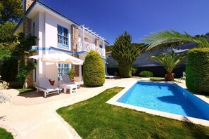 Außenpool, Sonnenschirme, Liegestühle