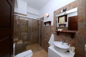 Villa - 3 soveværelser | Badeværelse | Bruser, hårtørrer, hjemmesko, håndklæder