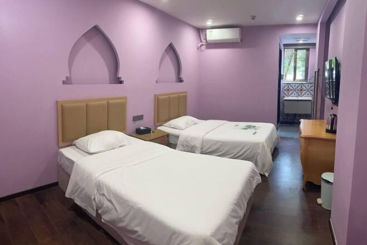 Skrivebord, blendingsgardiner, strykejern/-brett og wi-fi (inkludert)