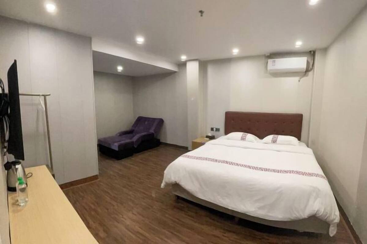 Skrivebord, blendingsgardiner, strykejern/-brett og wi-fi (inkludert)