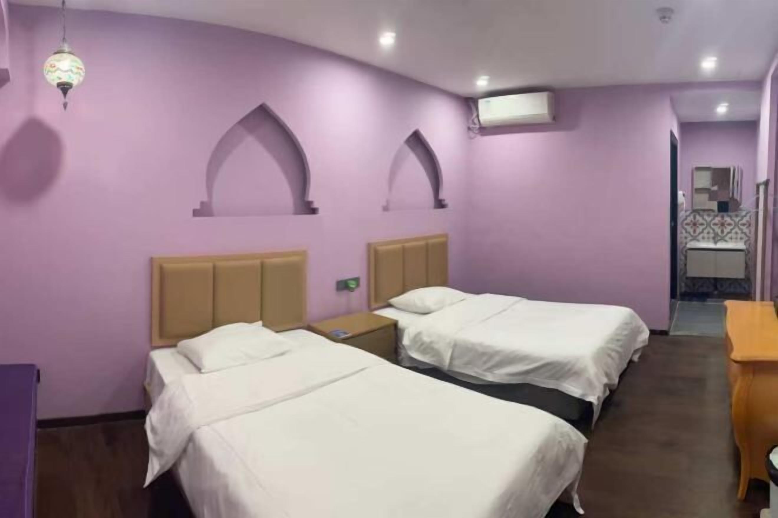 Skrivebord, blendingsgardiner, strykejern/-brett og wi-fi (inkludert)