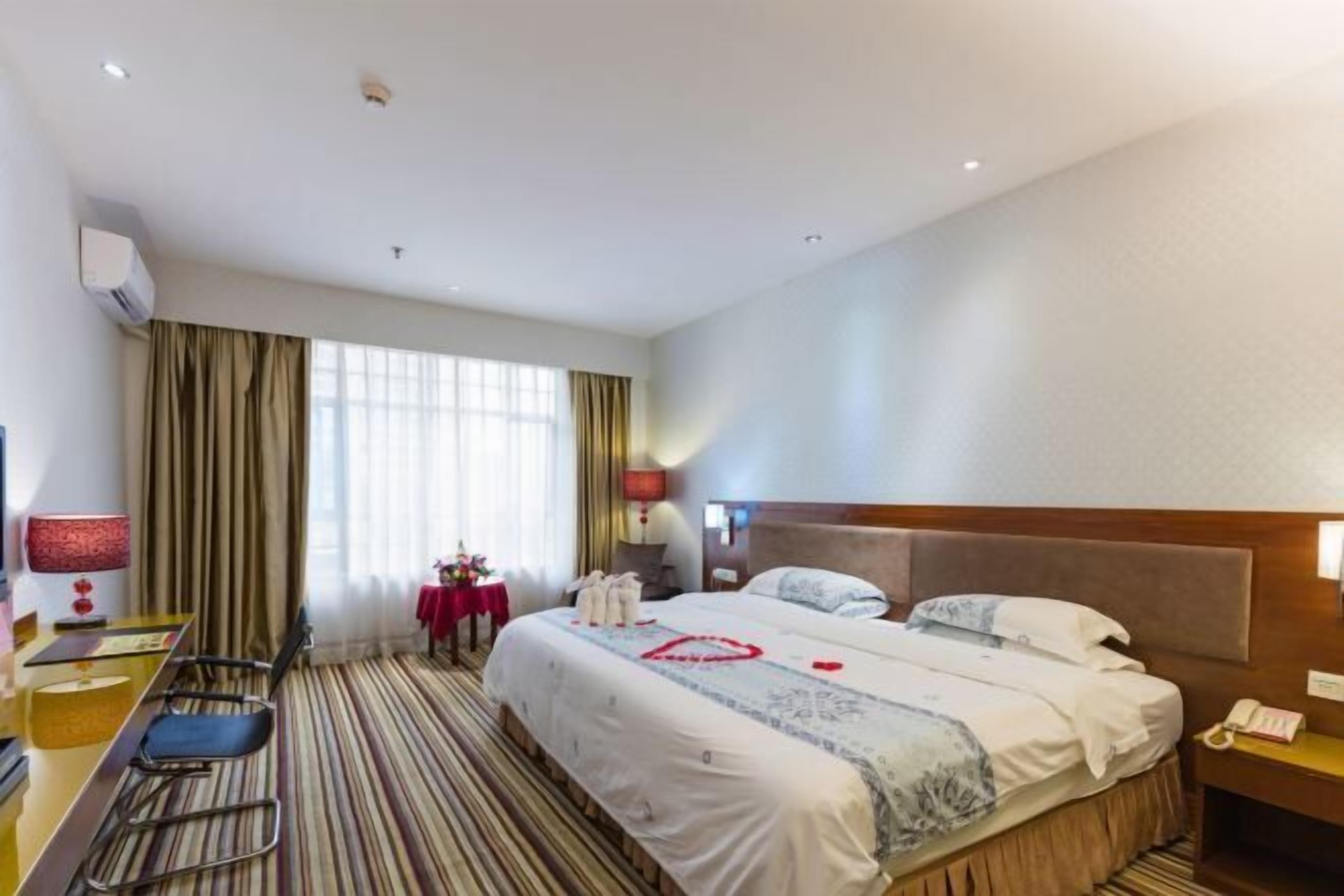 Skrivebord, blendingsgardiner, strykejern/-brett og wi-fi (inkludert)