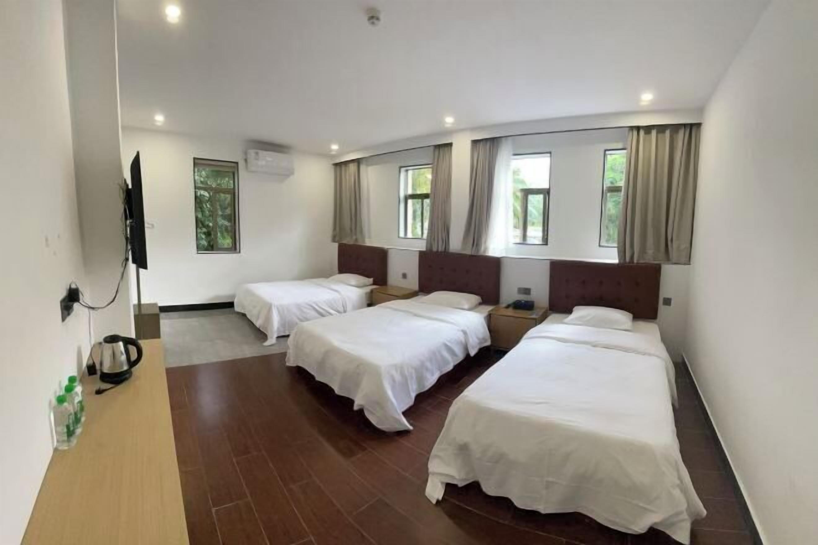 Skrivebord, blendingsgardiner, strykejern/-brett og wi-fi (inkludert)