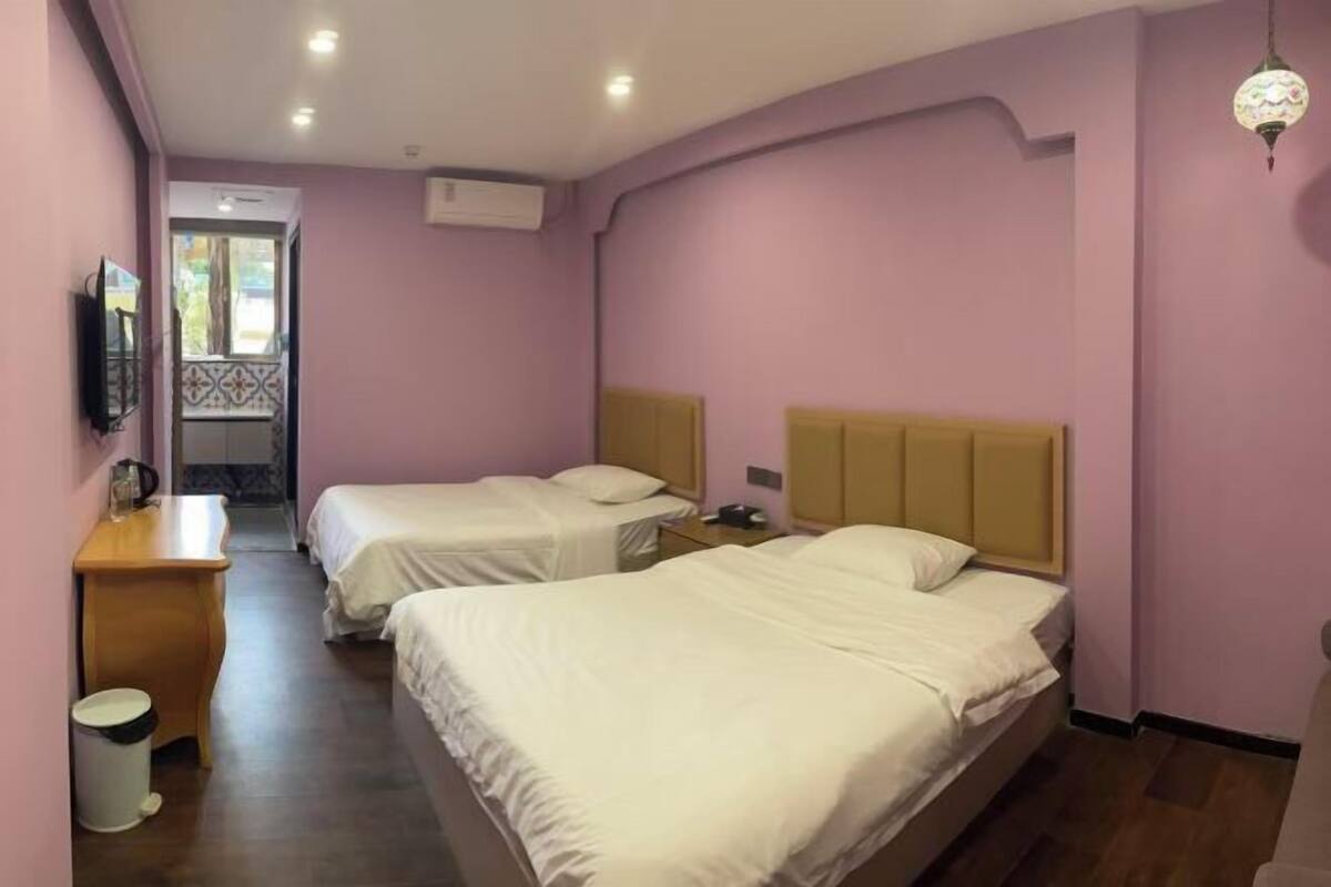 Skrivebord, blendingsgardiner, strykejern/-brett og wi-fi (inkludert)