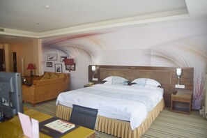 Executive suite | Een bureau, verduisterende gordijnen, een strijkplank/strijkijzer