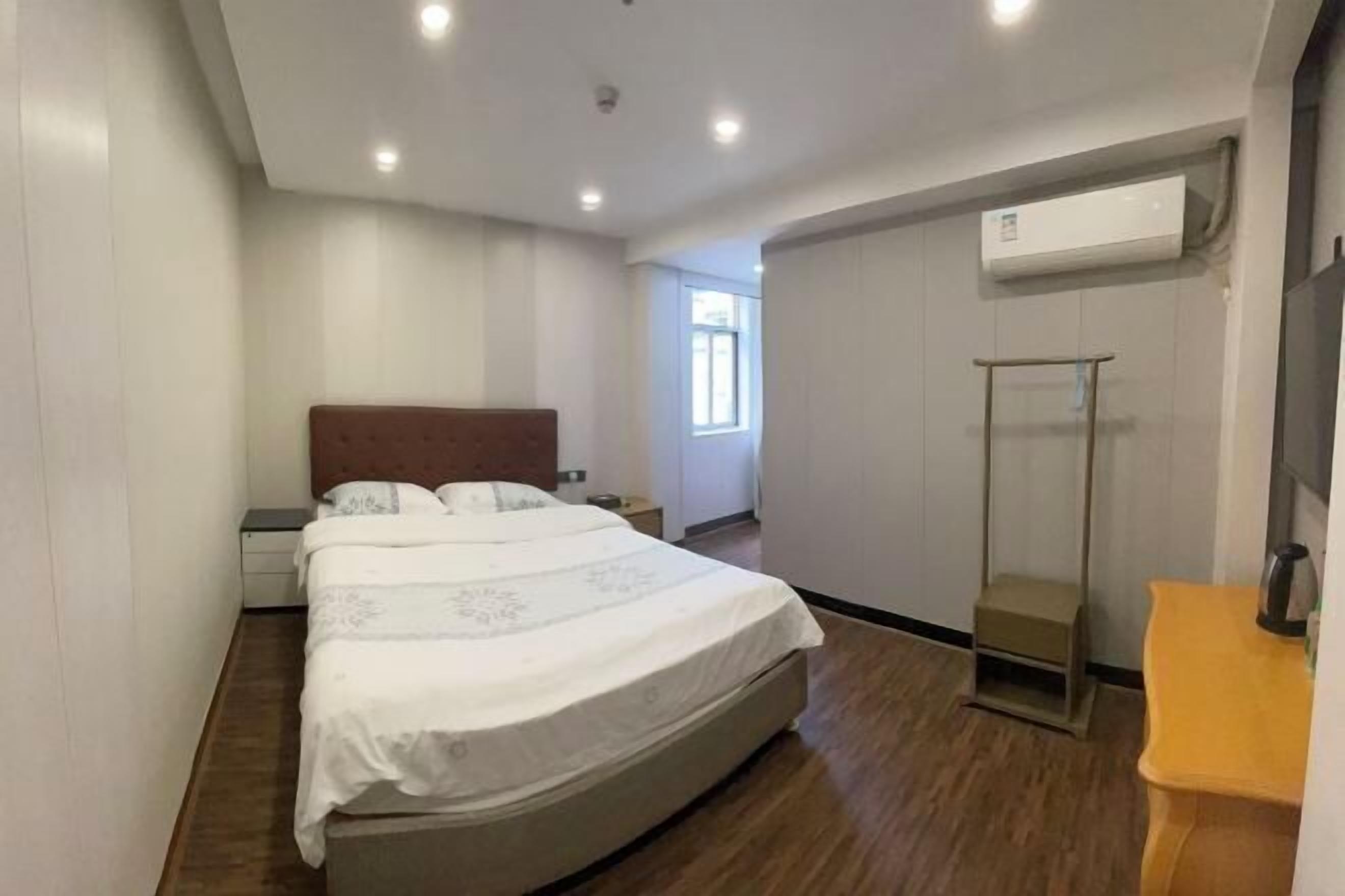 Skrivebord, blendingsgardiner, strykejern/-brett og wi-fi (inkludert)