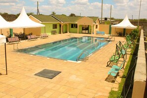 Una piscina al aire libre