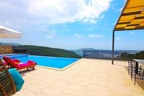 Outdoor pool, pool umbrellas, sun loungers - Villa Honeymoon (Kas)
