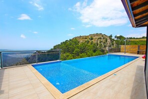Outdoor pool, pool umbrellas, pool loungers - Villa Honeymoon (Kas)