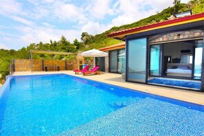 Outdoor pool, pool umbrellas, sun loungers - Villa Honeymoon (Kas)