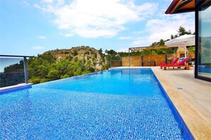 Outdoor pool, pool umbrellas, sun loungers - Villa Honeymoon (Kas)