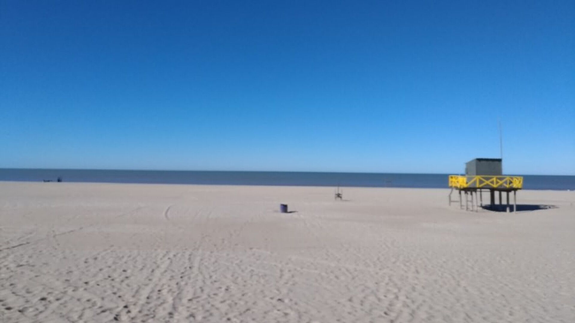 Una playa cerca, sillas reclinables de playa