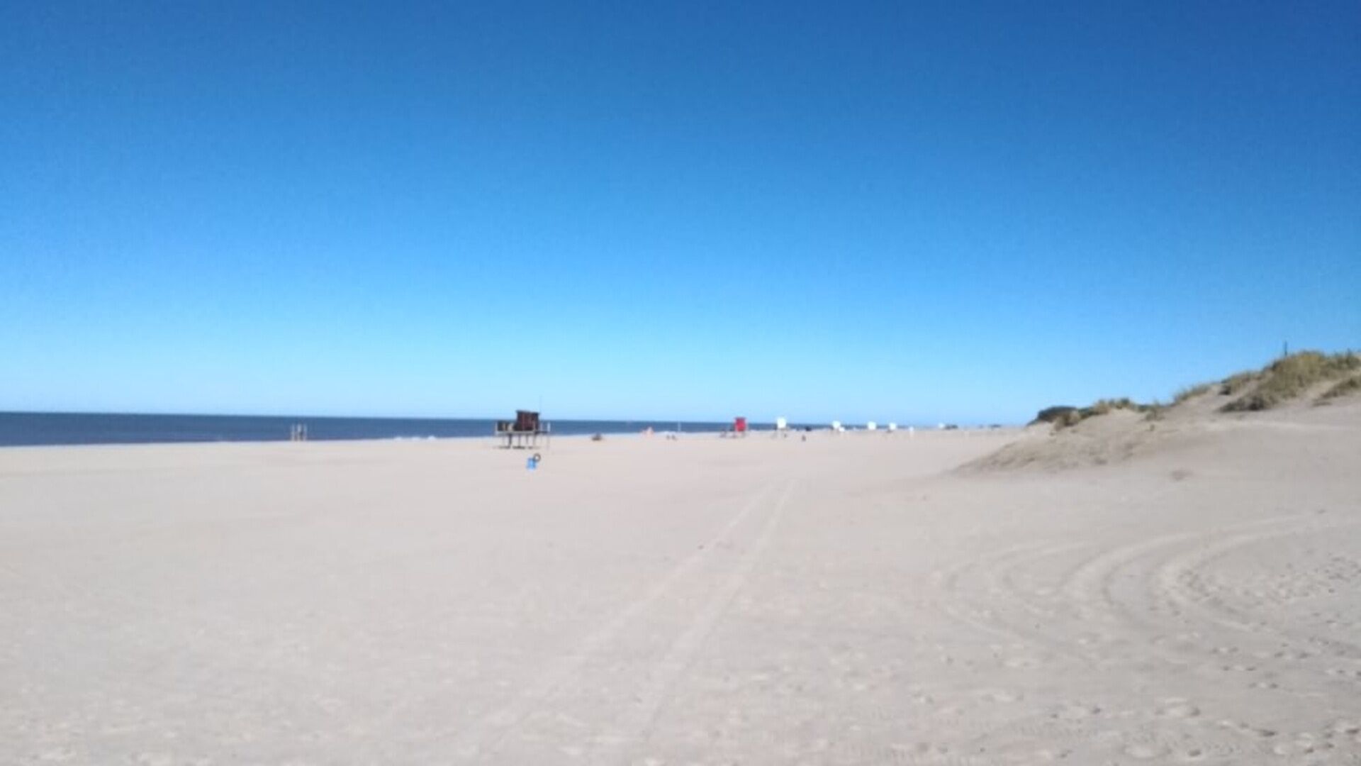 Perto da praia, espreguiçadeiras 