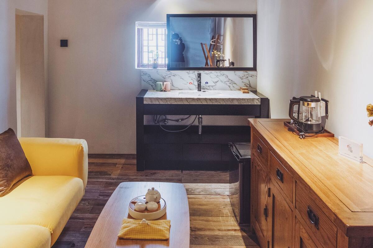 Room 202 | Desk, blackout drapes, free WiFi