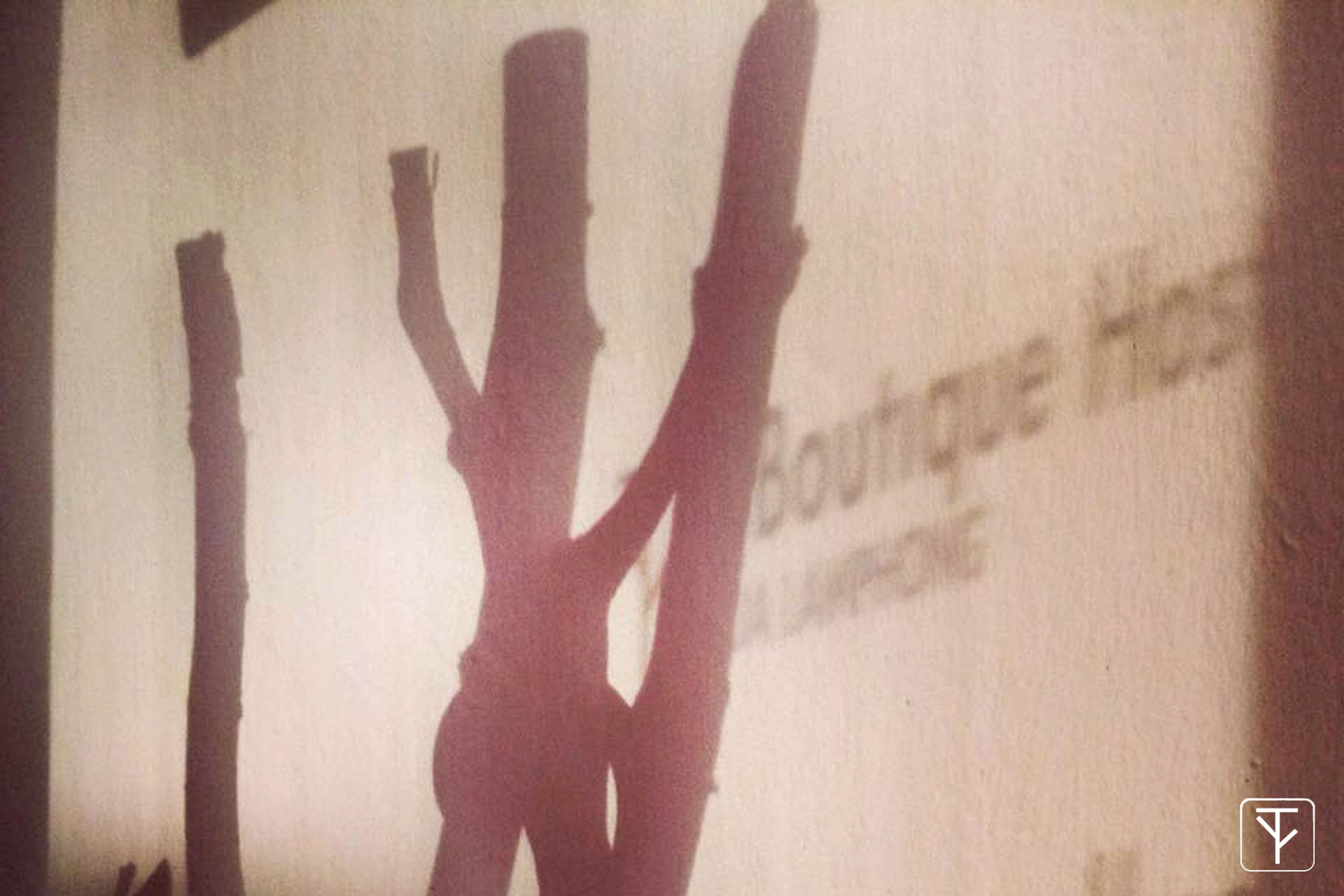 Une enseigne portant l'inscription « Hôtel-boutique ».