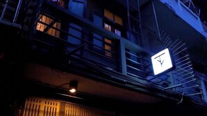 Un edificio con un reloj a la vista y cableado eléctrico expuesto.