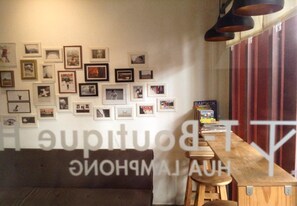 Lobby sitting area - T-Boutique Hostel (Bangkok)